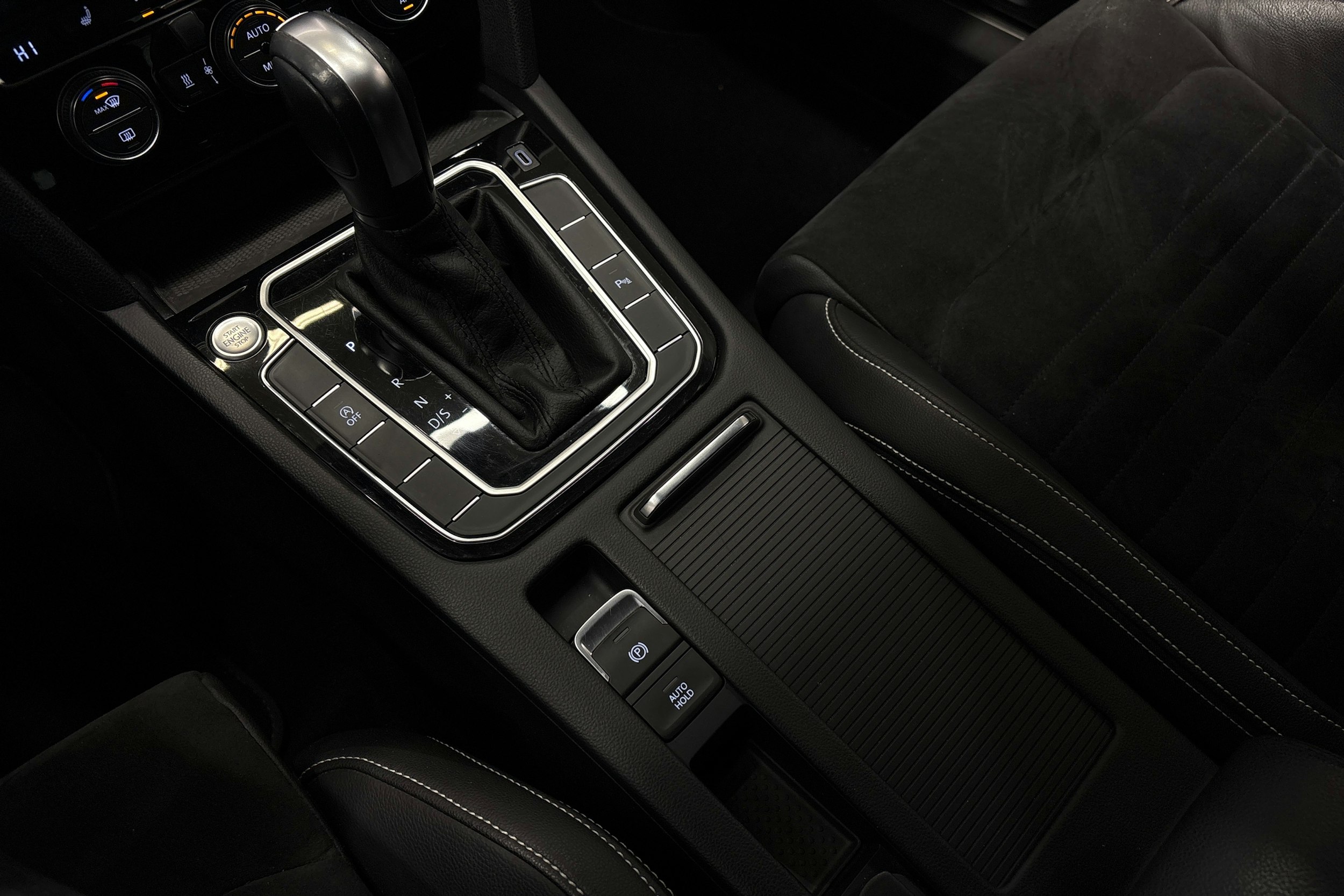 punainen Volkswagen Passat 2020 kuva 17.