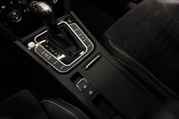 punainen Volkswagen Passat 2020 kuva 17.