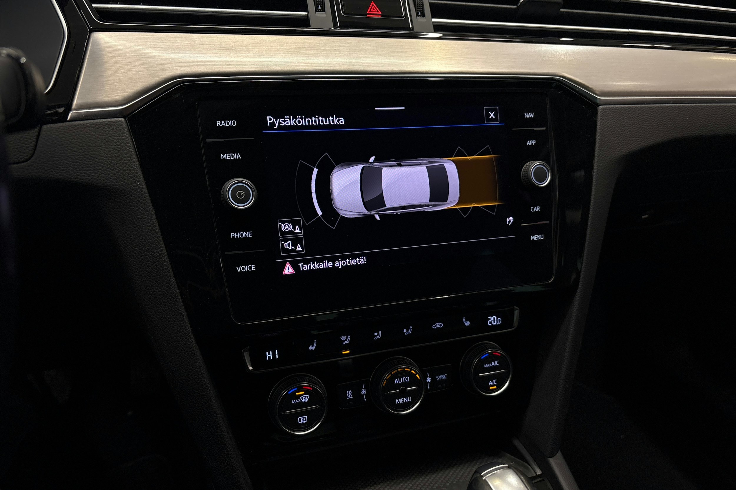 punainen Volkswagen Passat 2020 kuva 20.