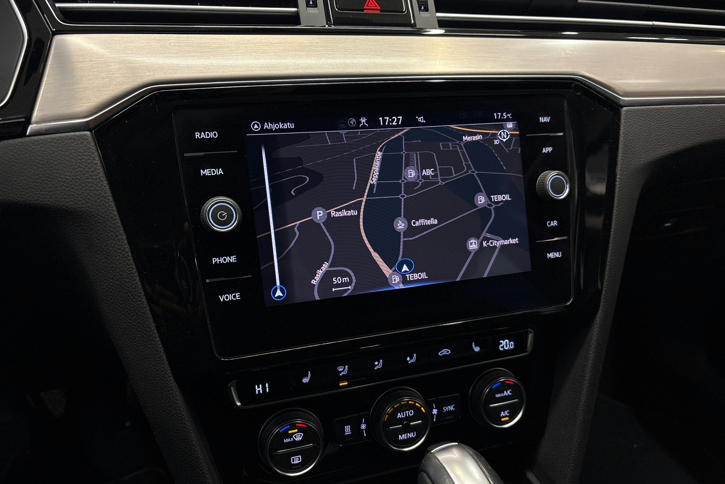 punainen Volkswagen Passat 2020 kuva 21.