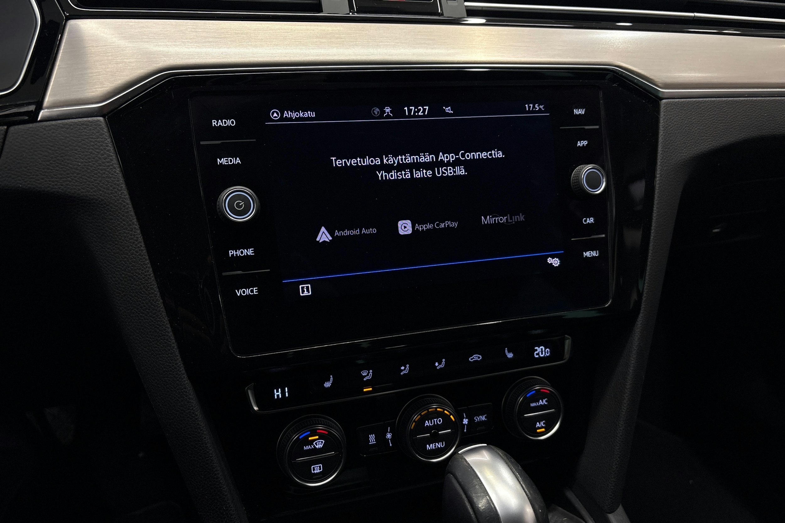 punainen Volkswagen Passat 2020 kuva 22.