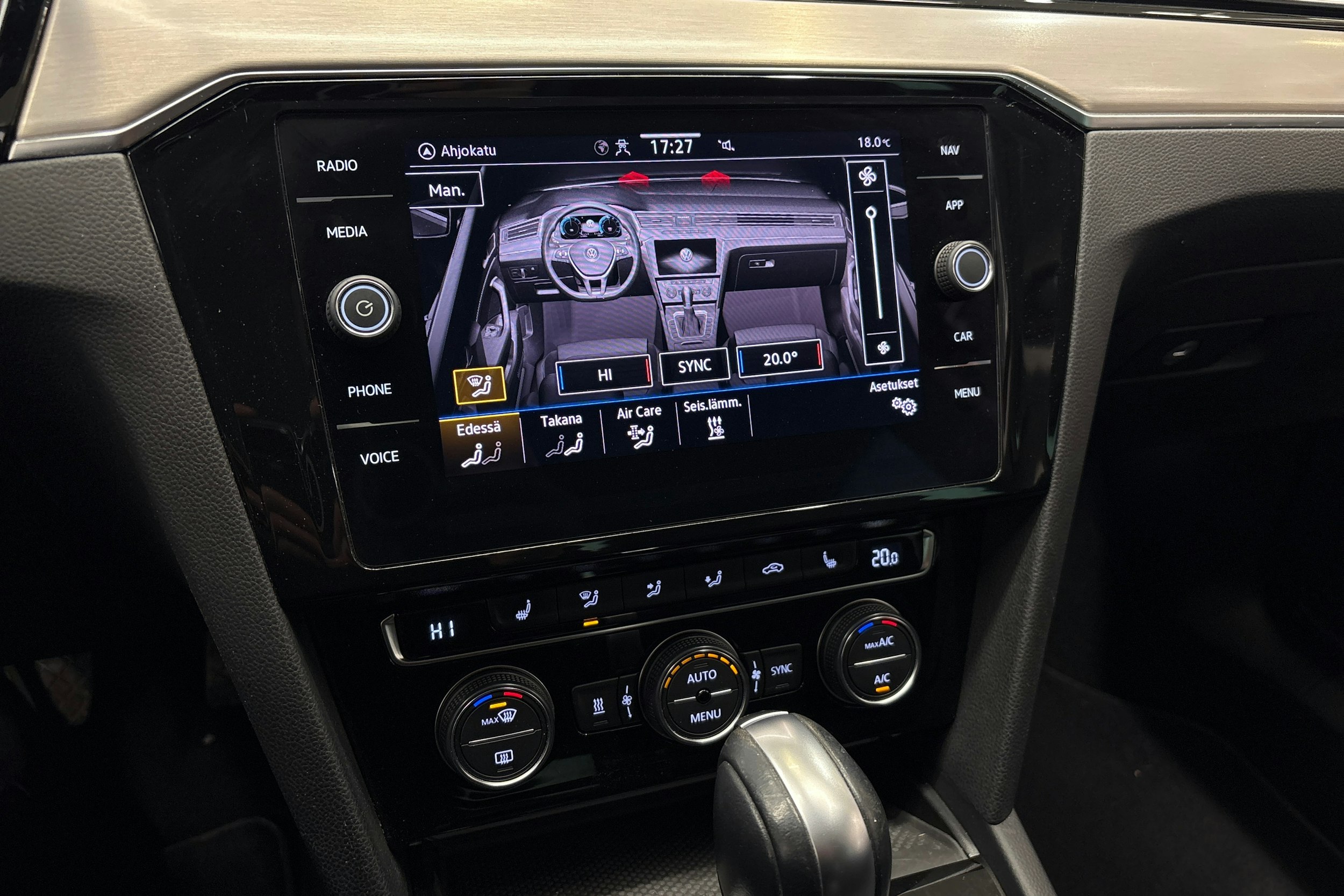 punainen Volkswagen Passat 2020 kuva 23.