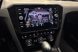 punainen Volkswagen Passat 2020 kuva 23.