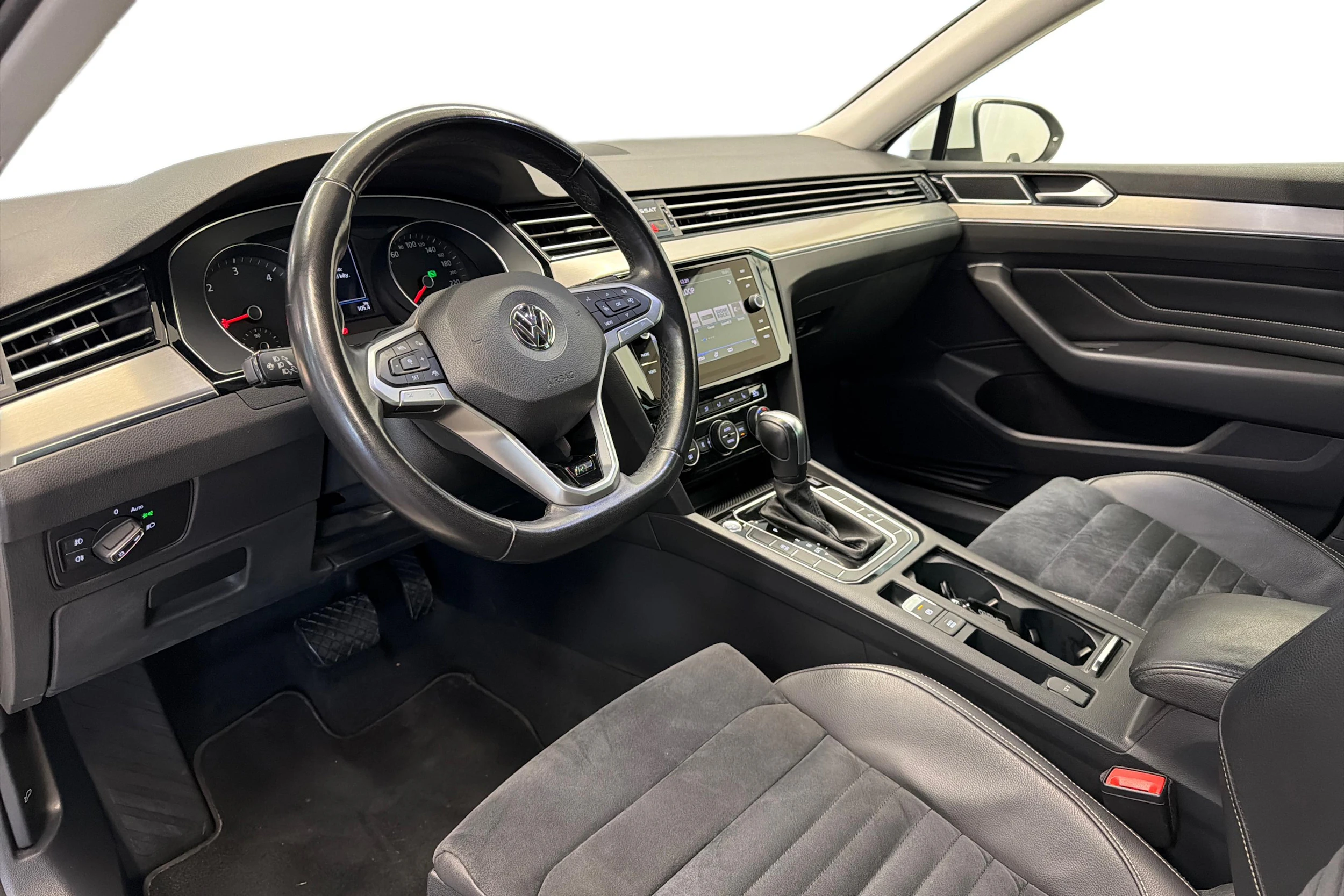 valkoinen Volkswagen Passat 2020 kuva 6.