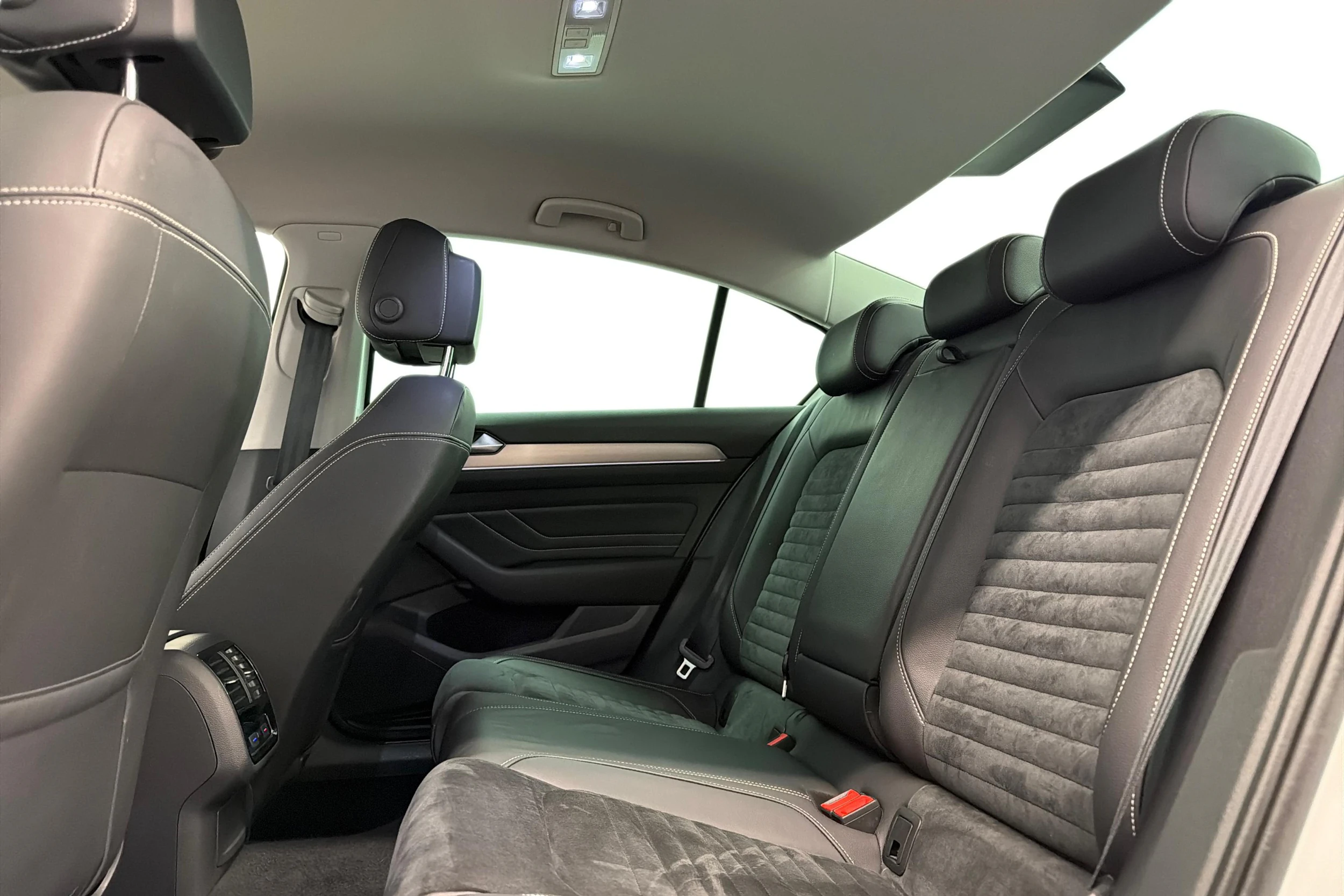 valkoinen Volkswagen Passat 2020 kuva 8.
