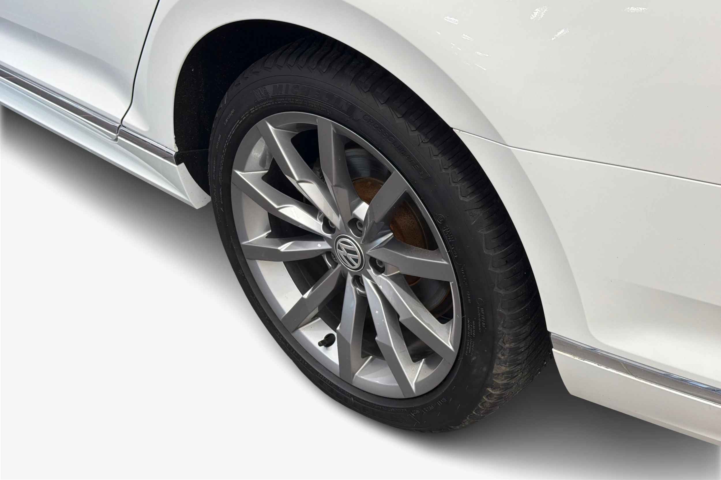 valkoinen Volkswagen Passat 2020 kuva 9.
