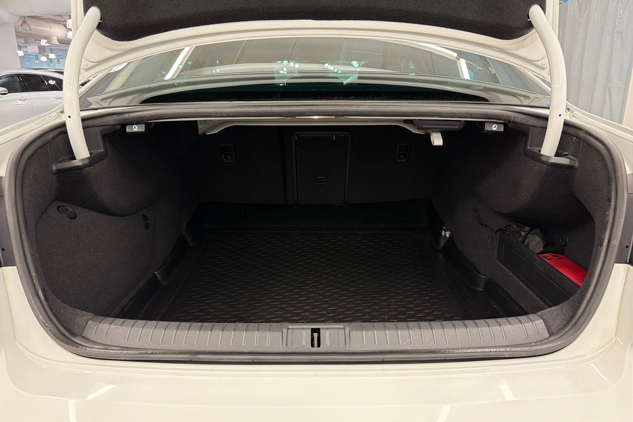 valkoinen Volkswagen Passat 2020 kuva 11.