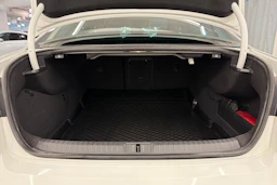 valkoinen Volkswagen Passat 2020 kuva 11.