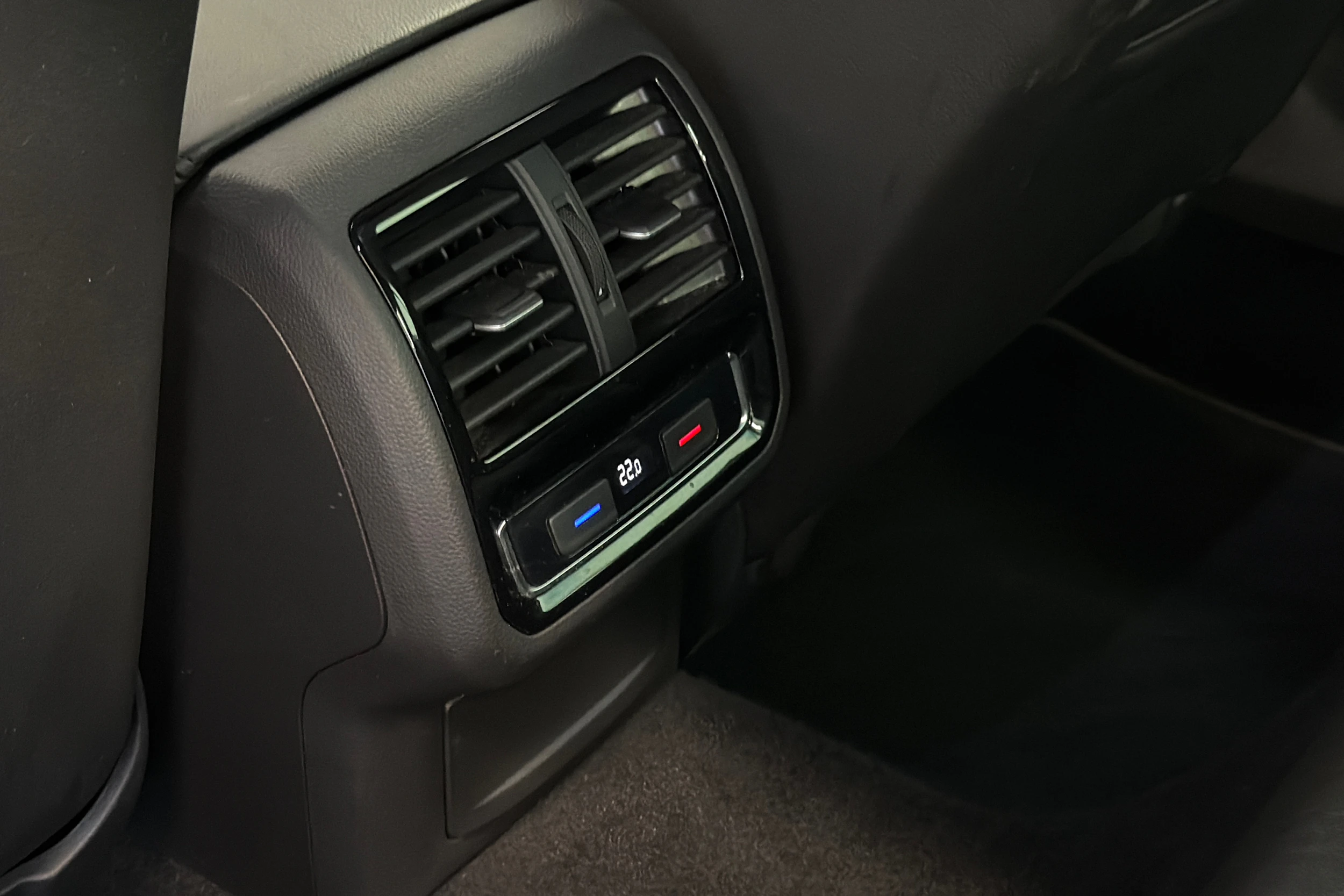 valkoinen Volkswagen Passat 2020 kuva 13.