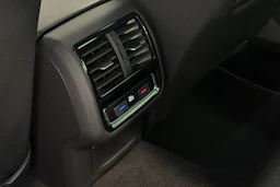 valkoinen Volkswagen Passat 2020 kuva 13.