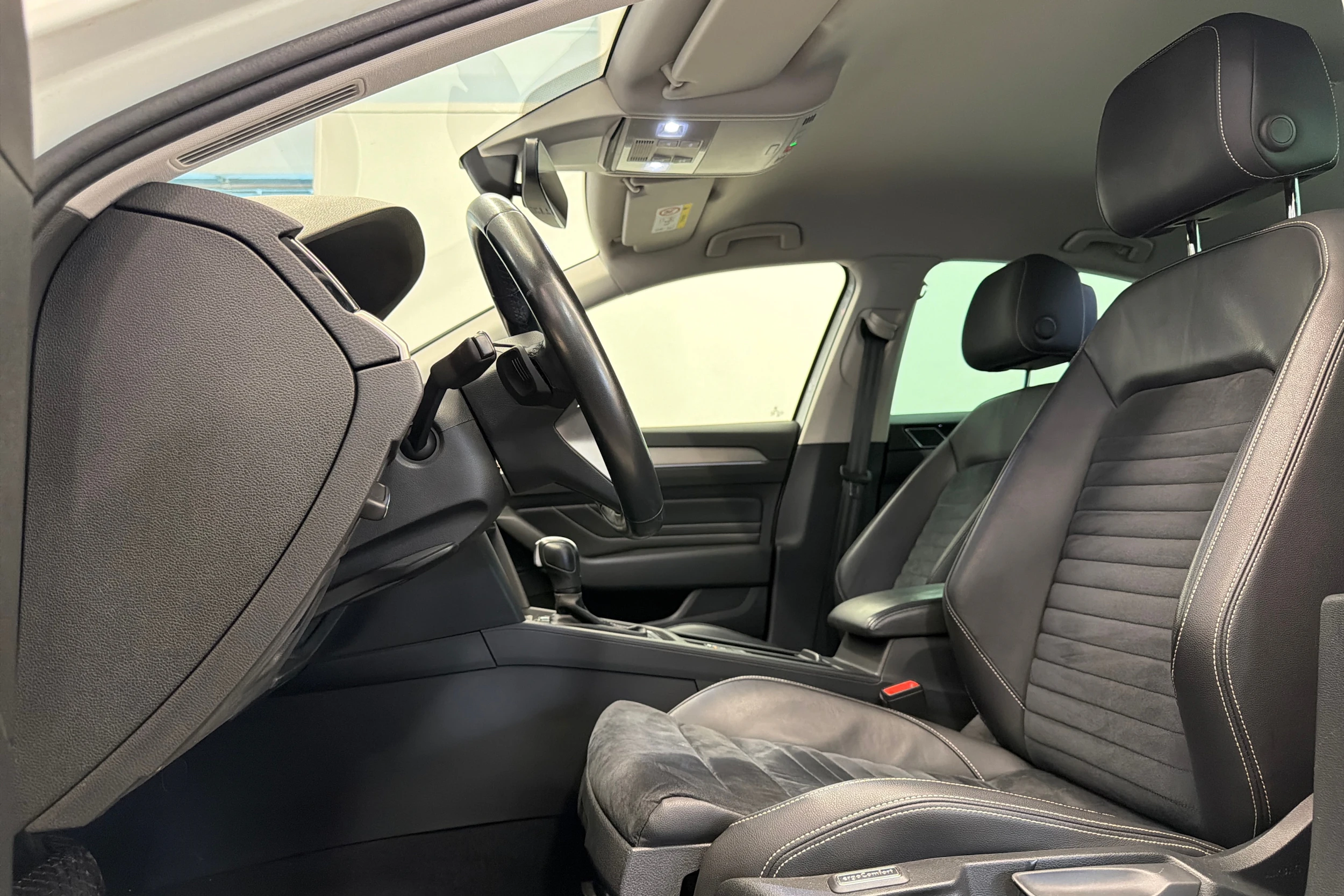 valkoinen Volkswagen Passat 2020 kuva 14.