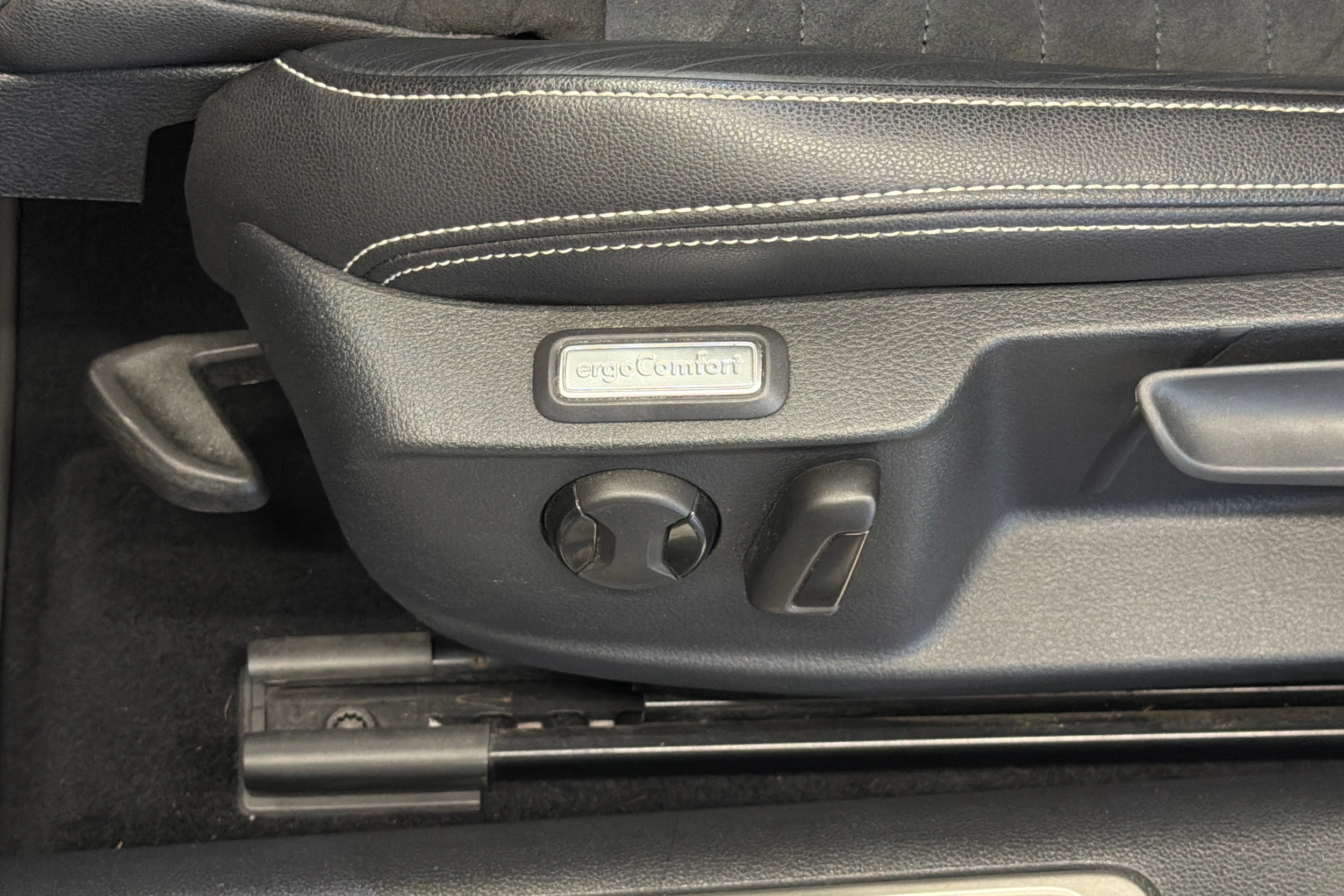 valkoinen Volkswagen Passat 2020 kuva 15.