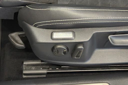 valkoinen Volkswagen Passat 2020 kuva 15.