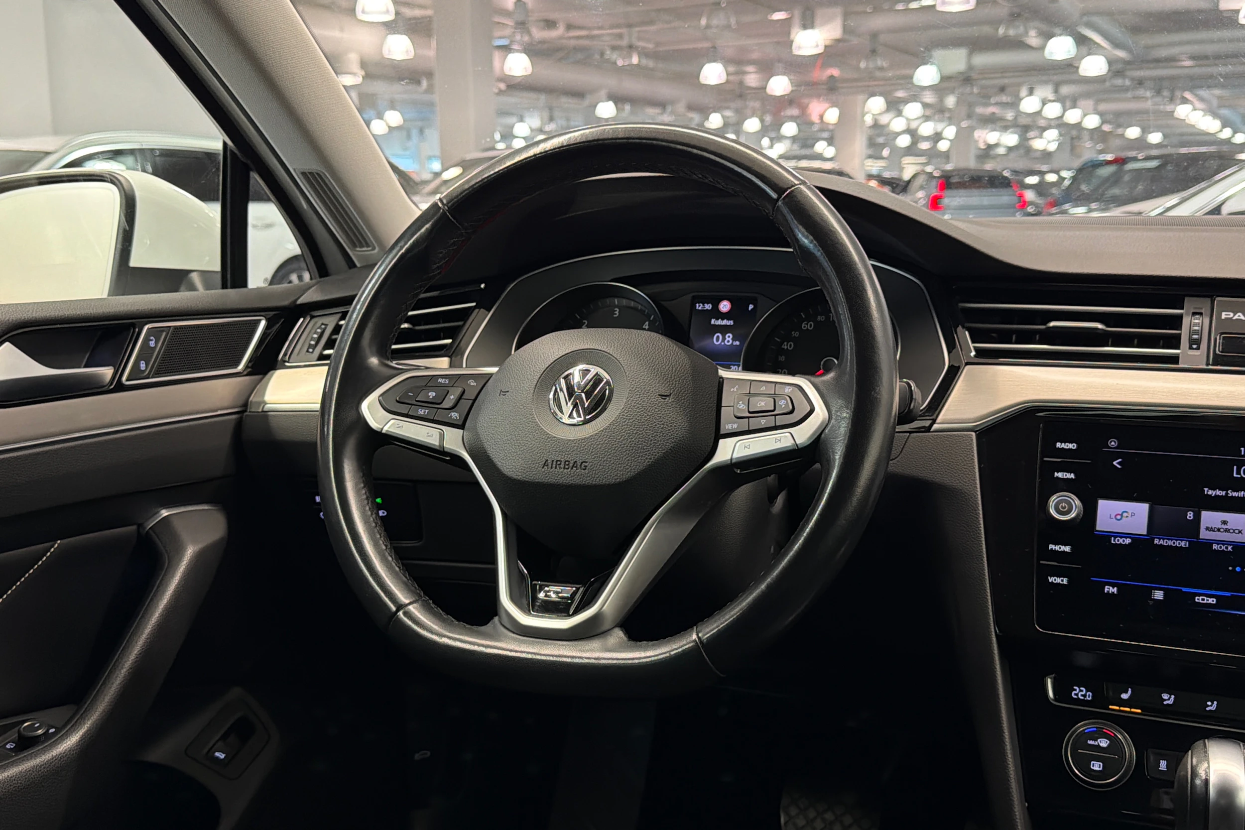 valkoinen Volkswagen Passat 2020 kuva 16.