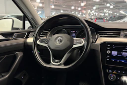 valkoinen Volkswagen Passat 2020 kuva 16.