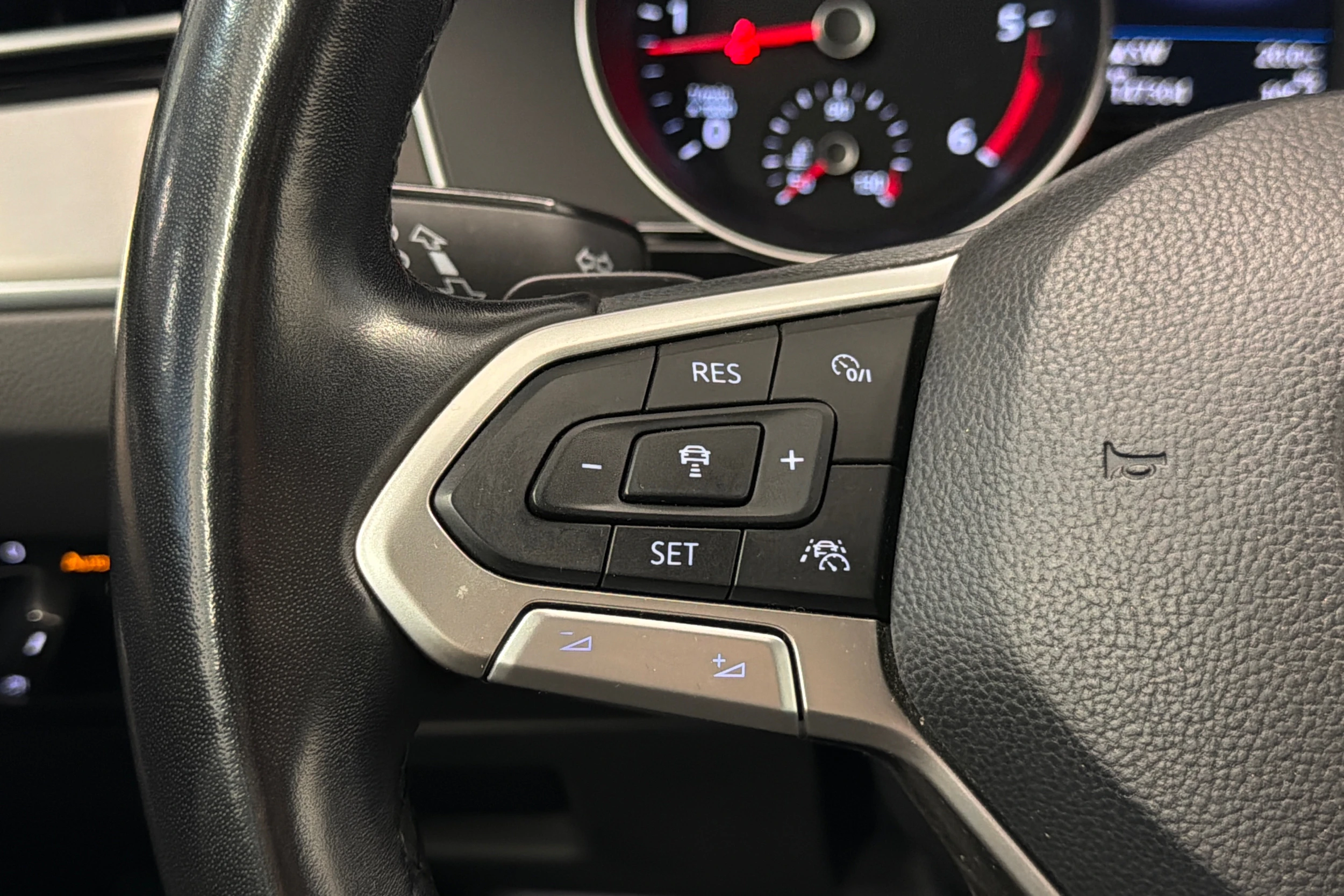 valkoinen Volkswagen Passat 2020 kuva 17.