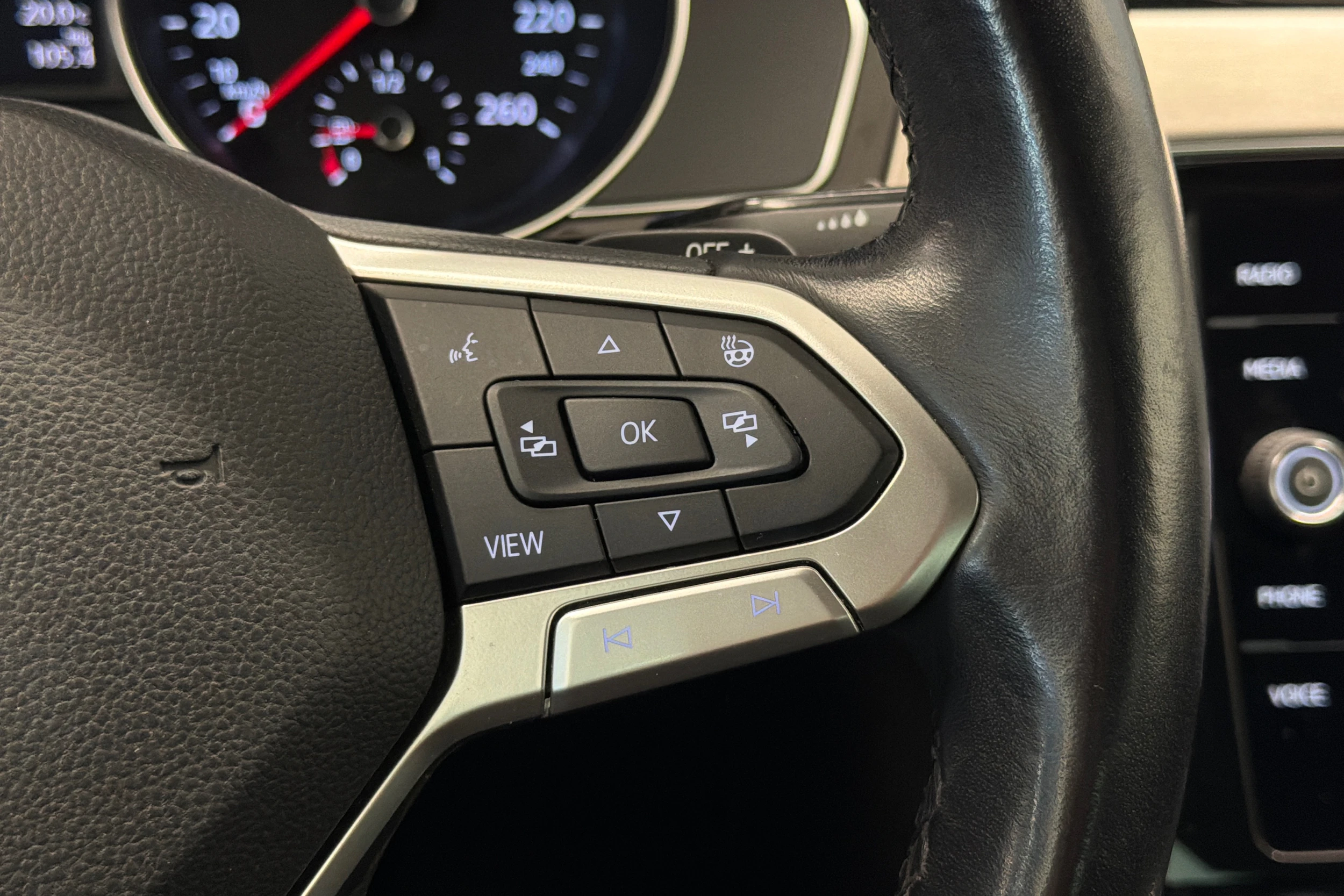 valkoinen Volkswagen Passat 2020 kuva 18.