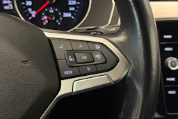 valkoinen Volkswagen Passat 2020 kuva 18.