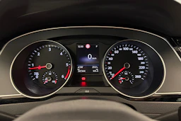 valkoinen Volkswagen Passat 2020 kuva 19.