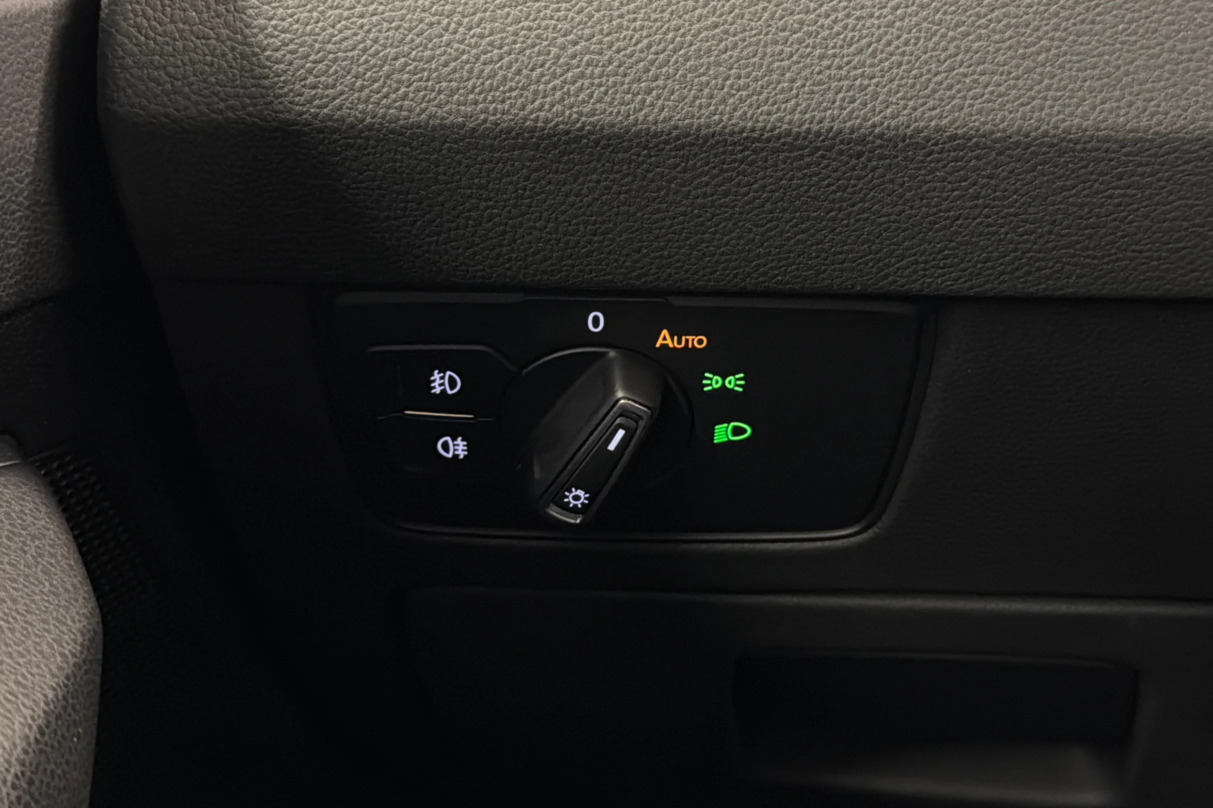 valkoinen Volkswagen Passat 2020 kuva 20.