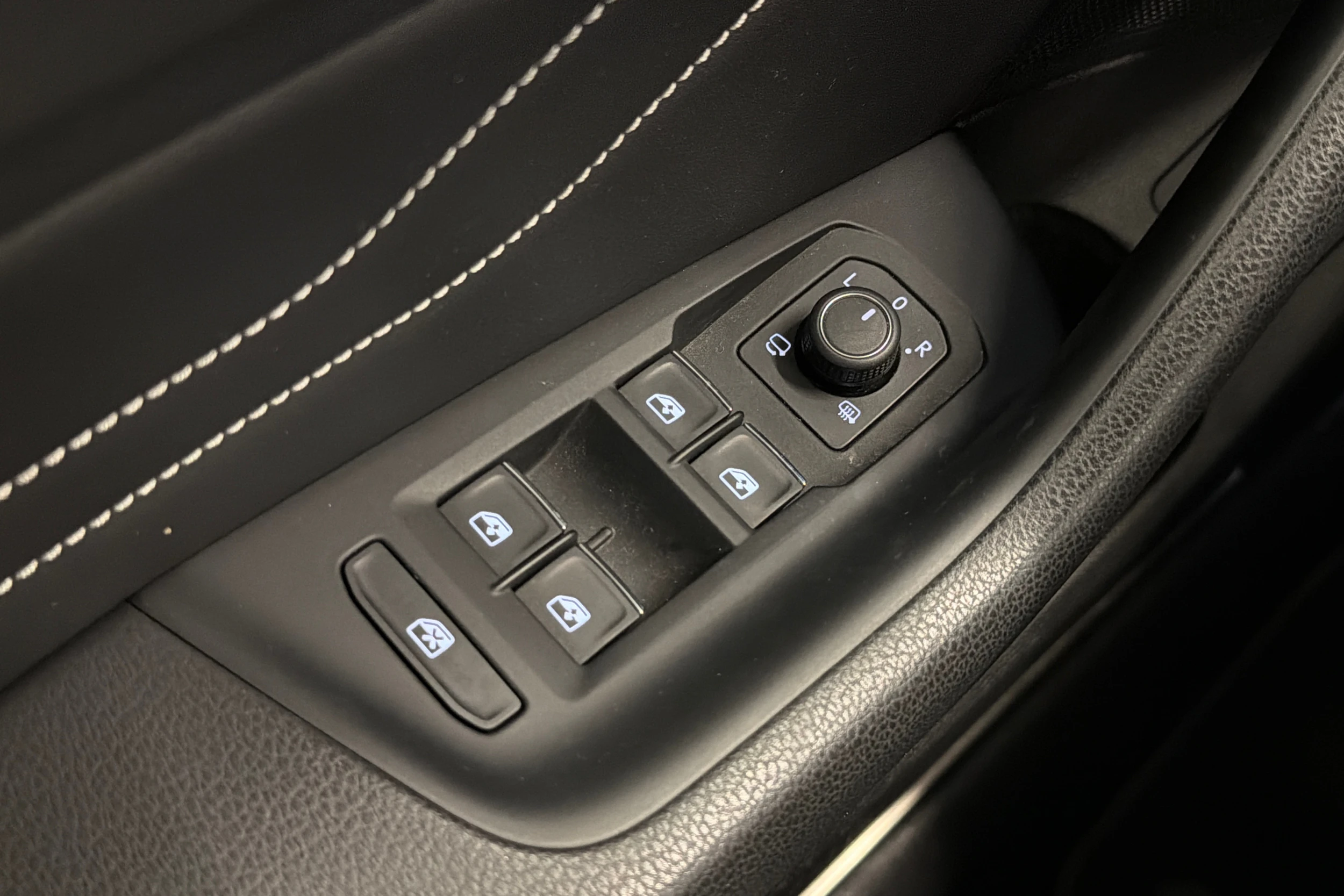 valkoinen Volkswagen Passat 2020 kuva 21.