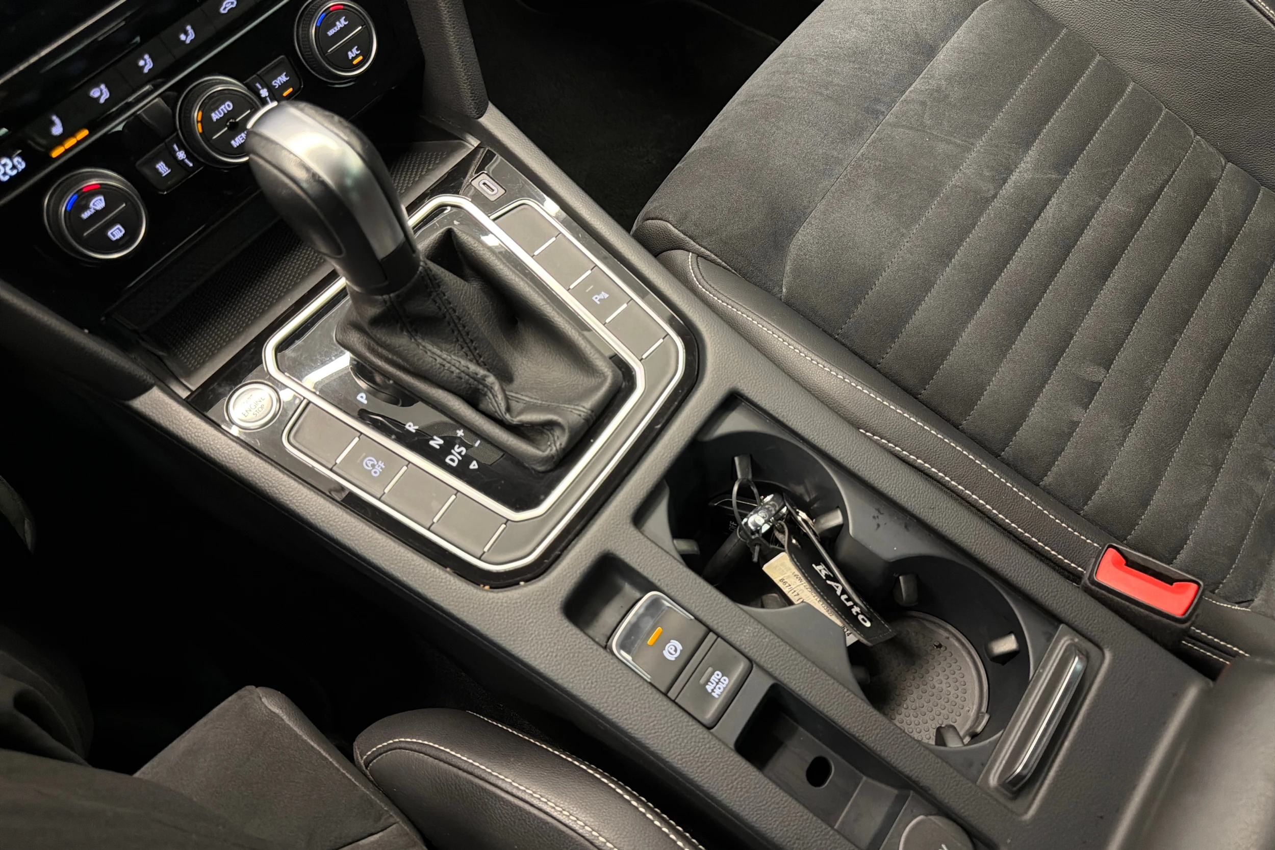 valkoinen Volkswagen Passat 2020 kuva 22.