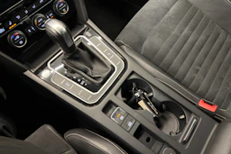 valkoinen Volkswagen Passat 2020 kuva 22.