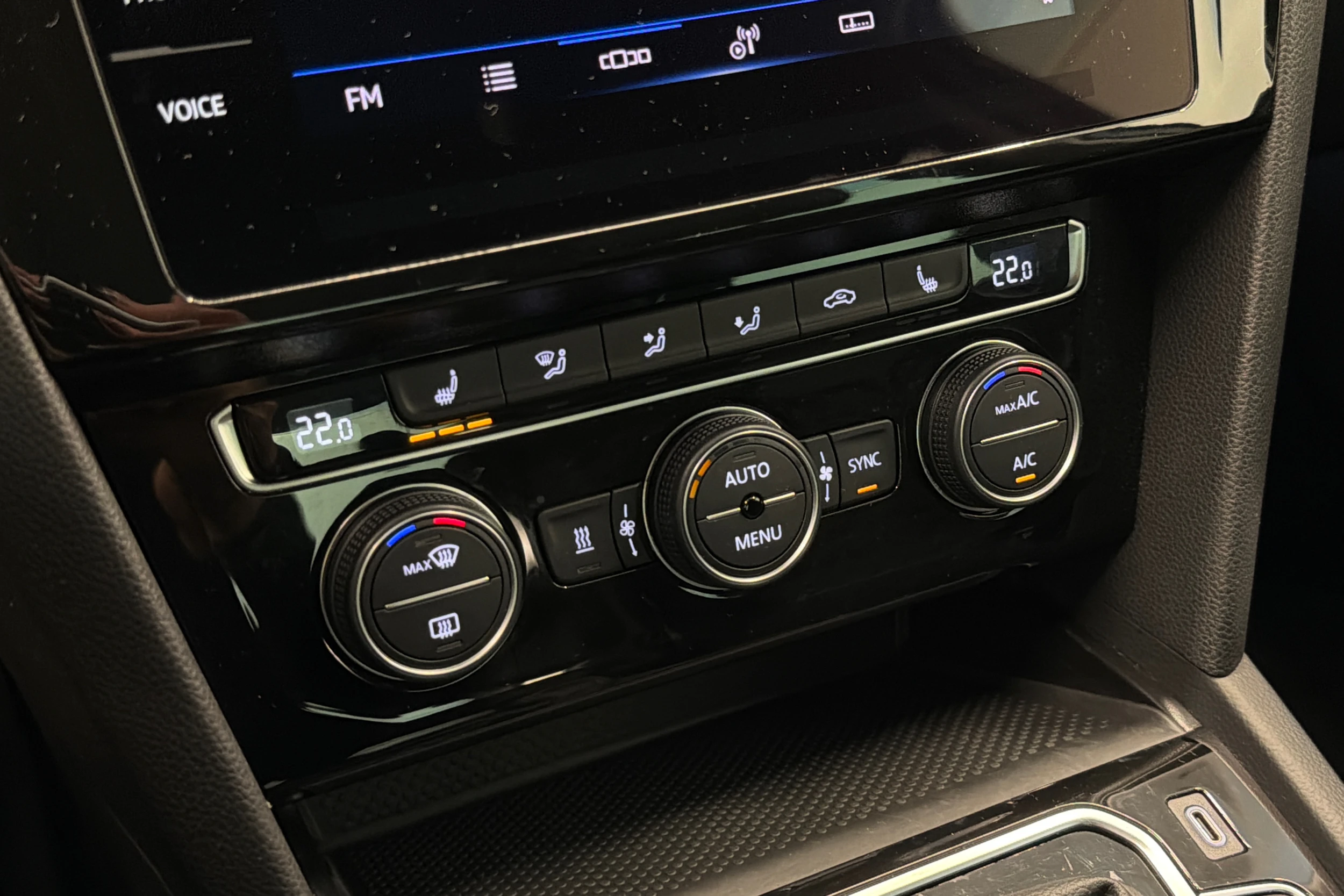 valkoinen Volkswagen Passat 2020 kuva 23.