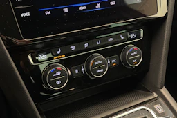 valkoinen Volkswagen Passat 2020 kuva 23.