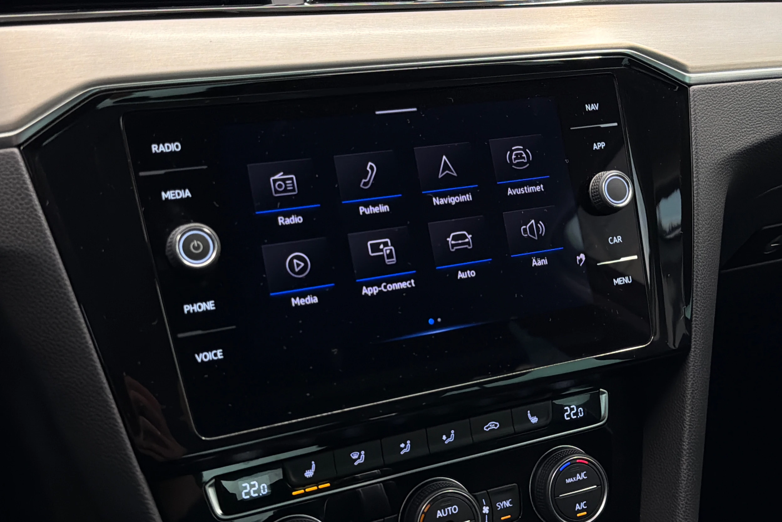 valkoinen Volkswagen Passat 2020 kuva 24.