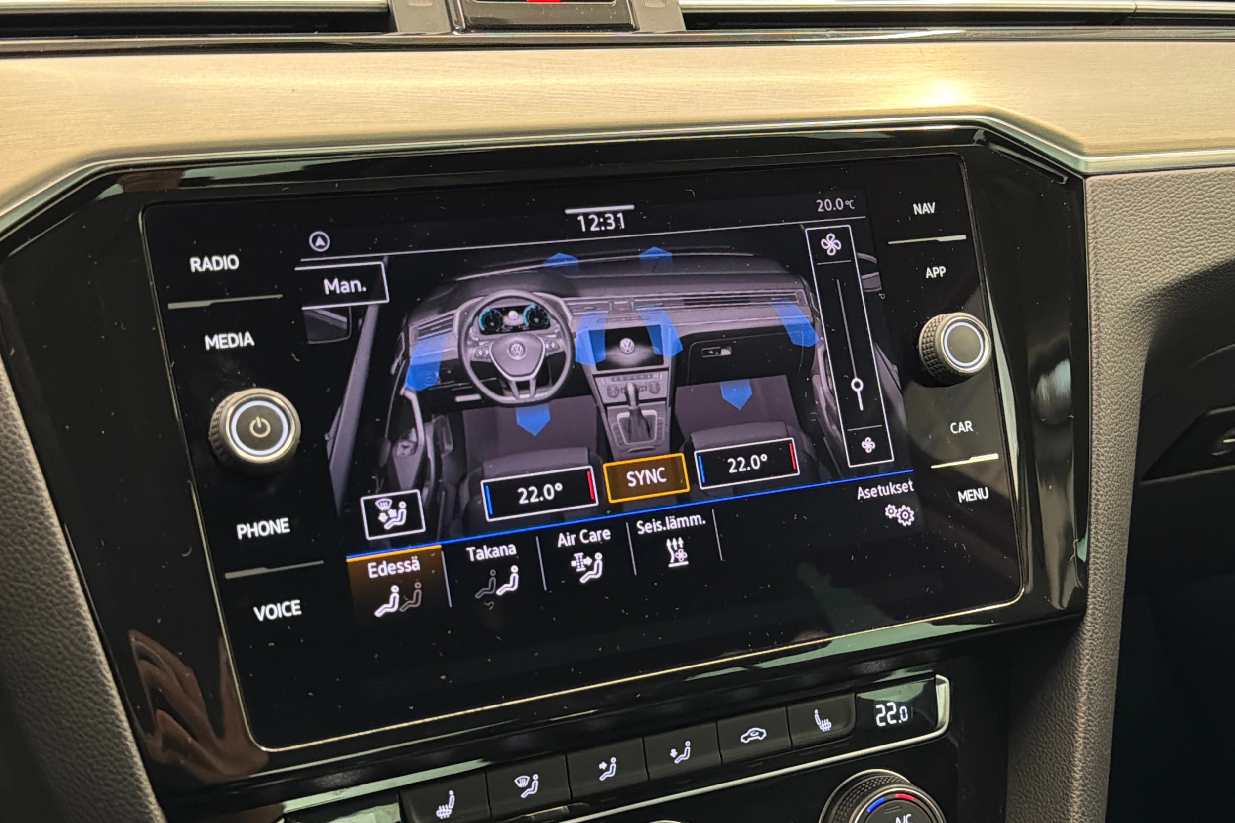 valkoinen Volkswagen Passat 2020 kuva 25.