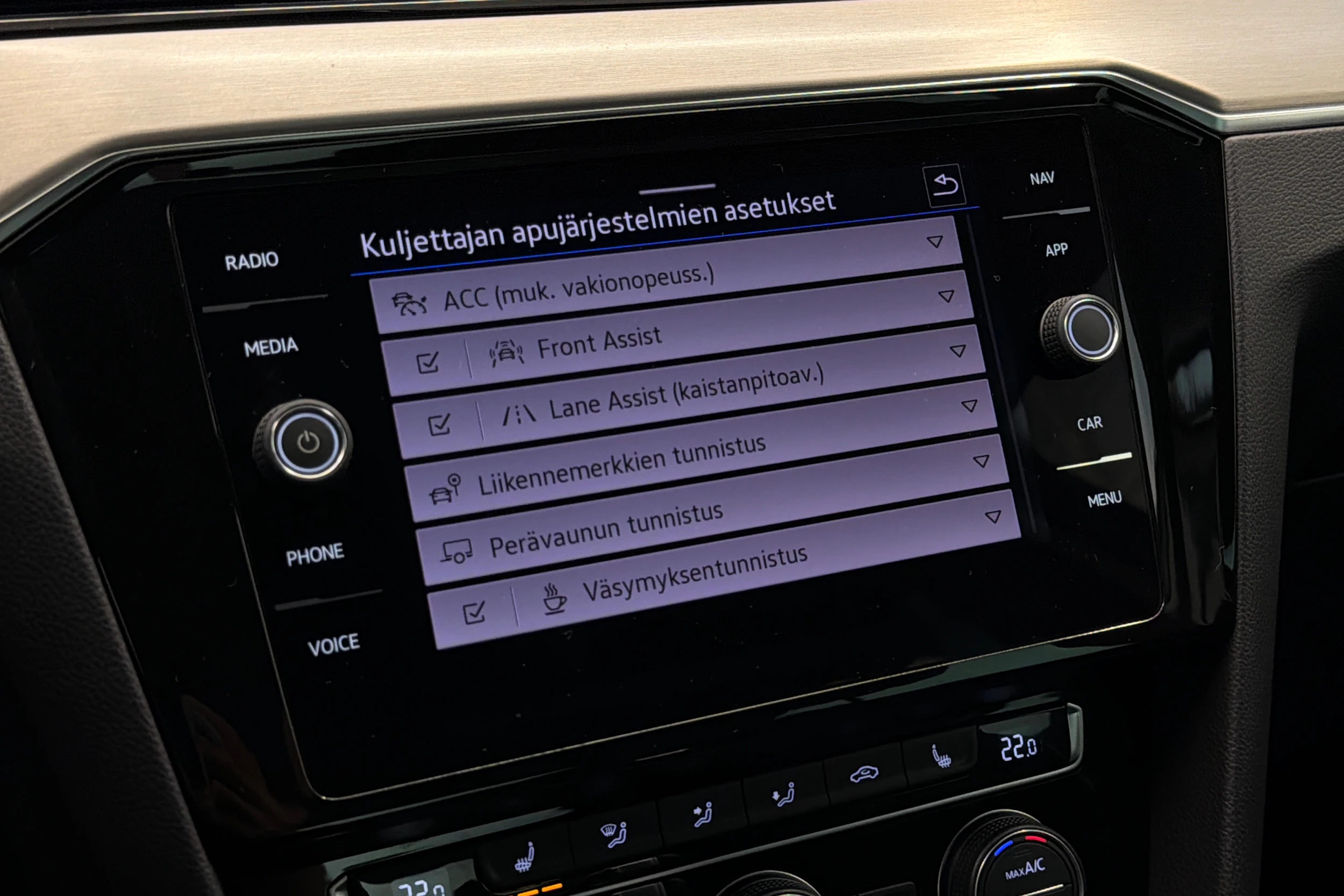 valkoinen Volkswagen Passat 2020 kuva 27.