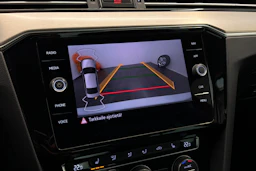 valkoinen Volkswagen Passat 2020 kuva 30.