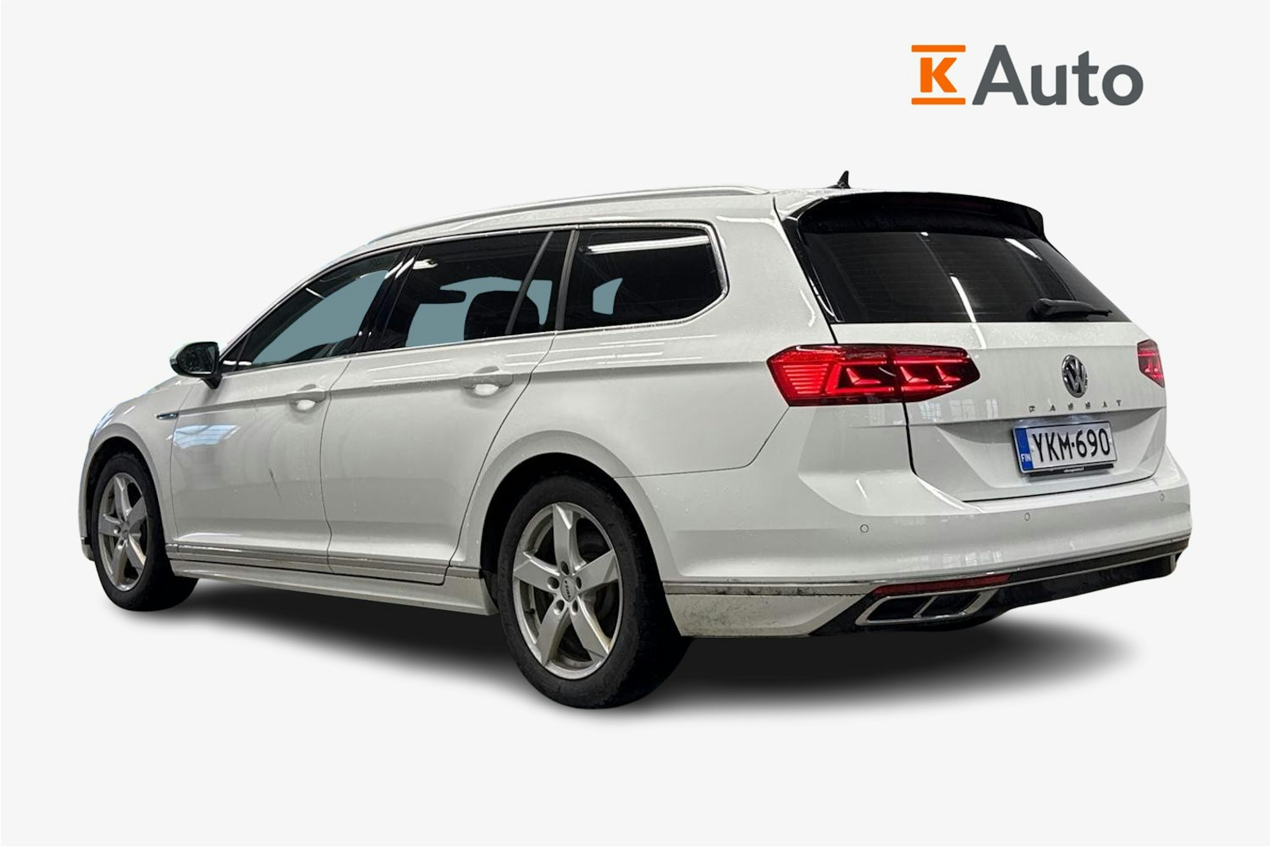valkoinen Volkswagen Passat 2020 kuva 2.