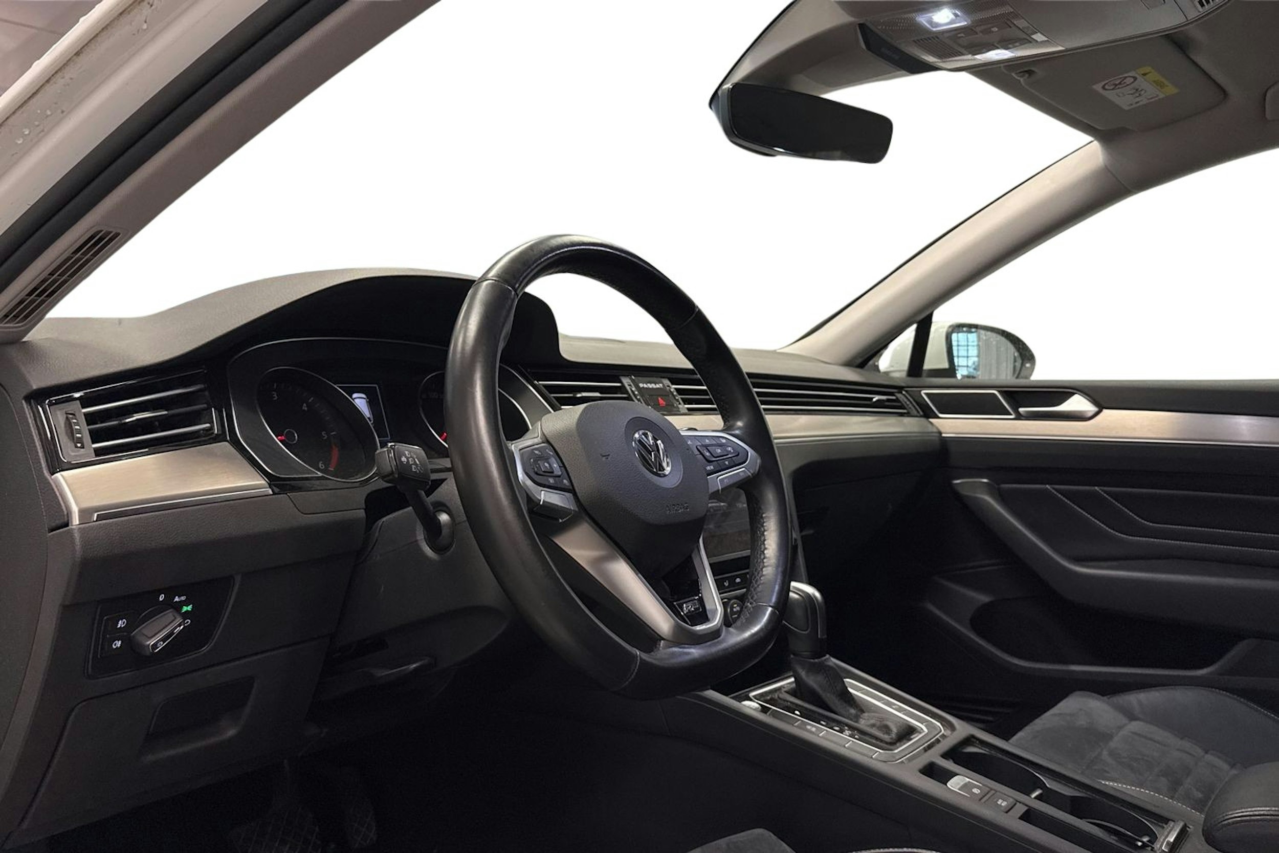 valkoinen Volkswagen Passat 2020 kuva 3.
