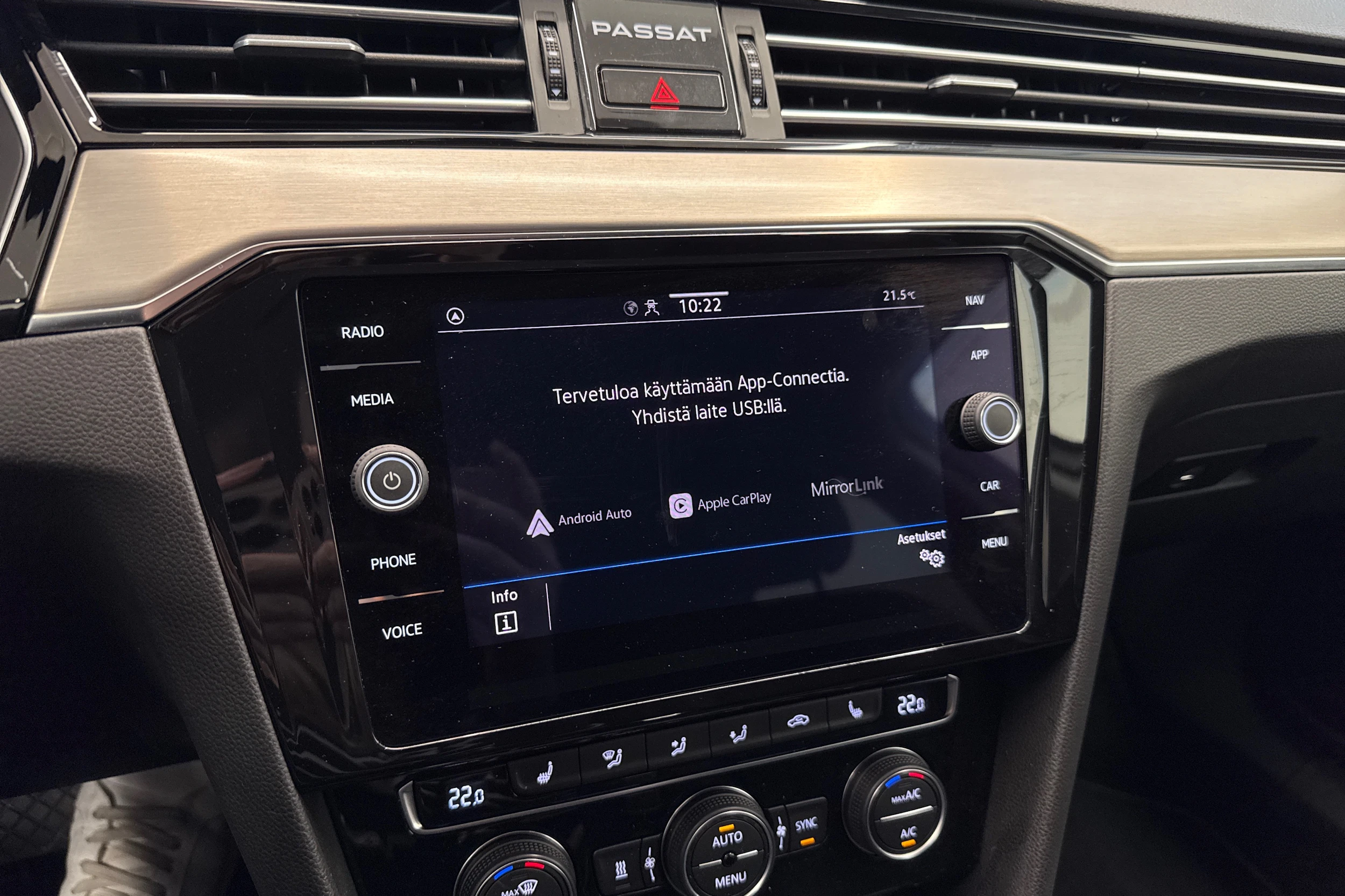 valkoinen Volkswagen Passat 2020 kuva 33.