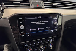 valkoinen Volkswagen Passat 2020 kuva 33.