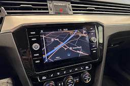 valkoinen Volkswagen Passat 2020 kuva 34.