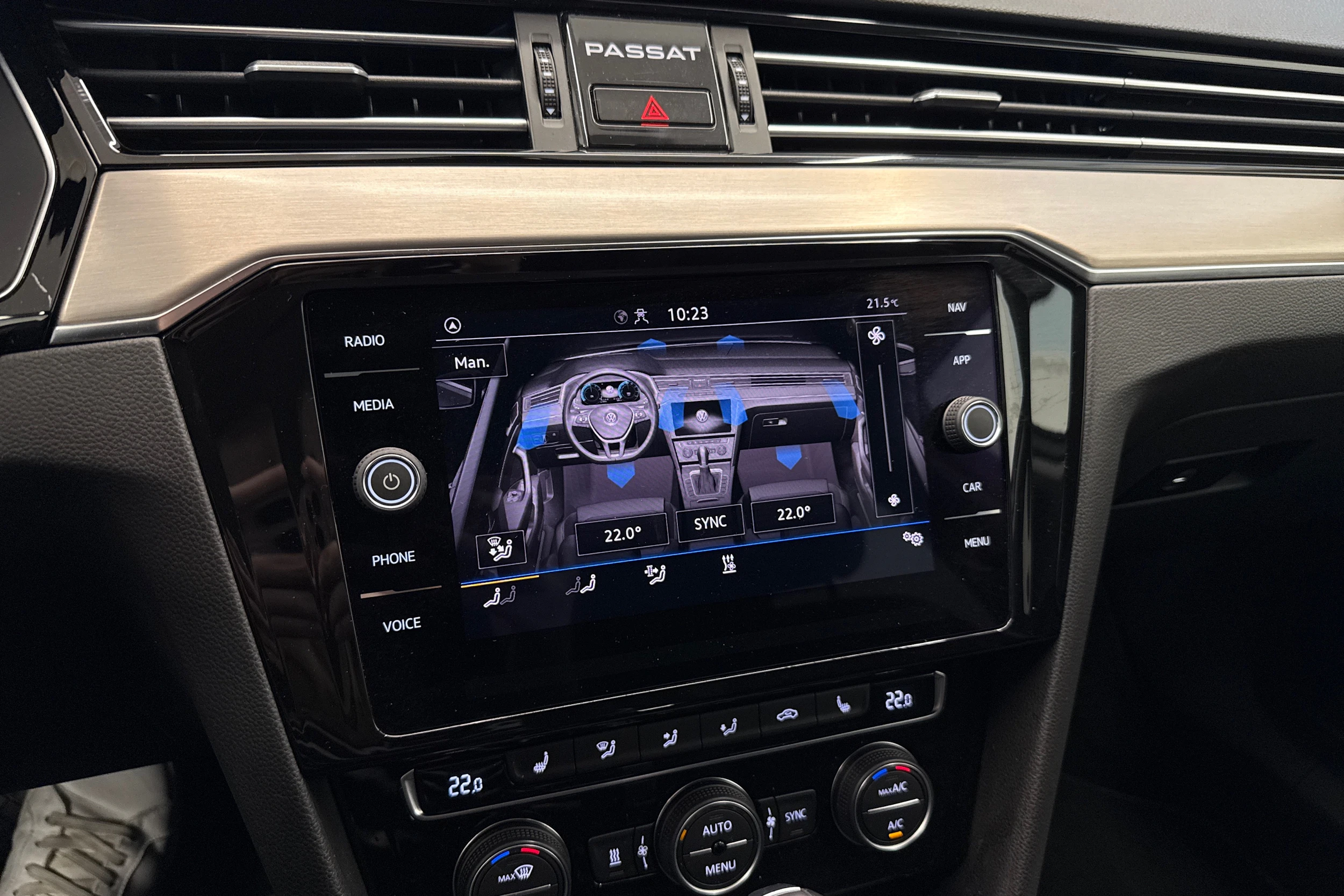 valkoinen Volkswagen Passat 2020 kuva 35.