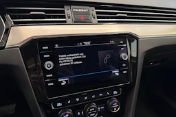 valkoinen Volkswagen Passat 2020 kuva 36.