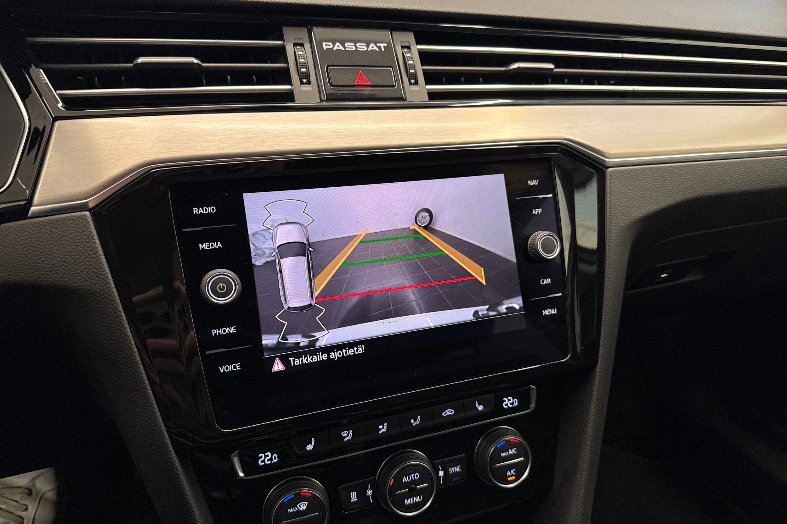 valkoinen Volkswagen Passat 2020 kuva 37.
