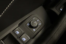 valkoinen Volkswagen Passat 2020 kuva 38.
