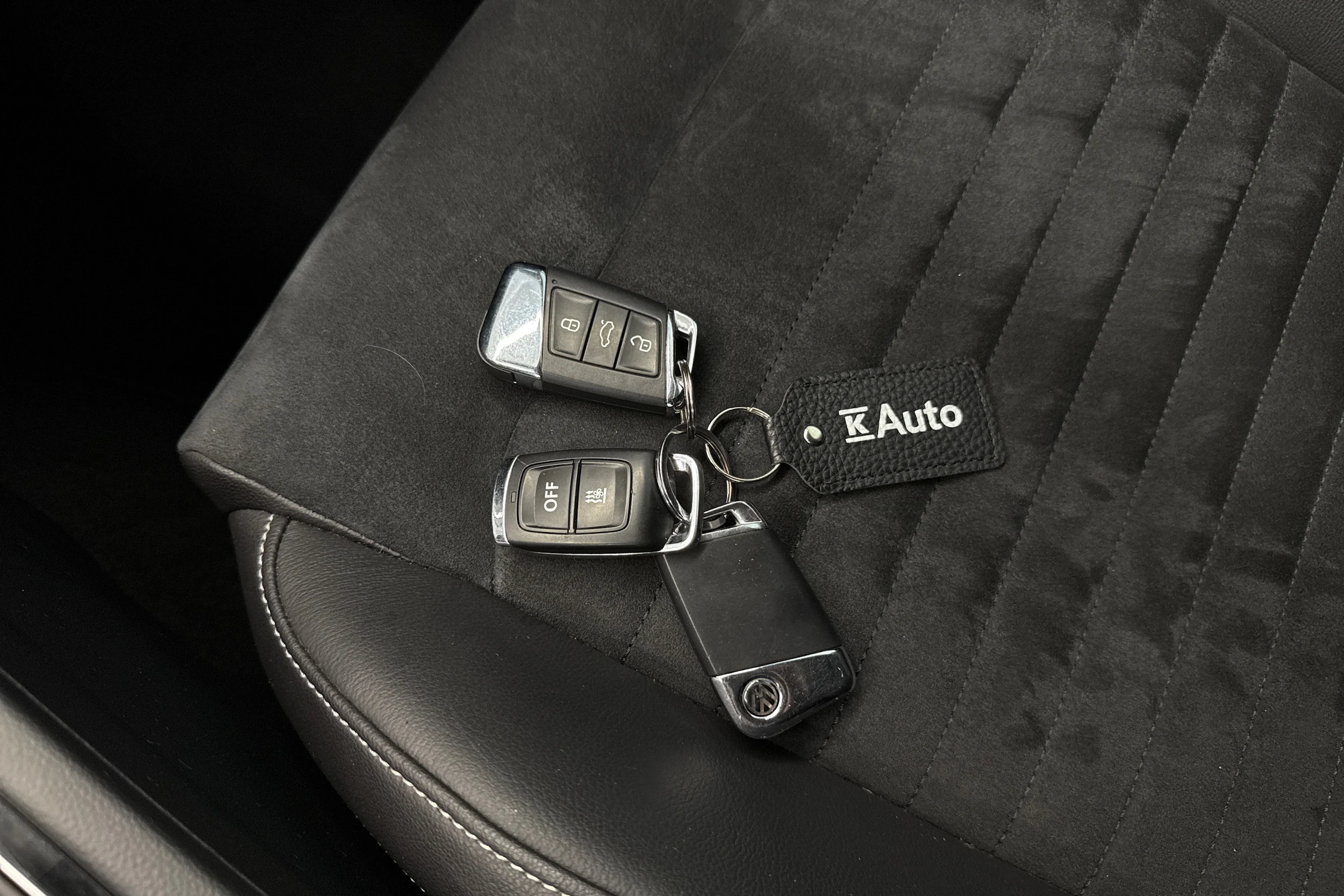 valkoinen Volkswagen Passat 2020 kuva 39.