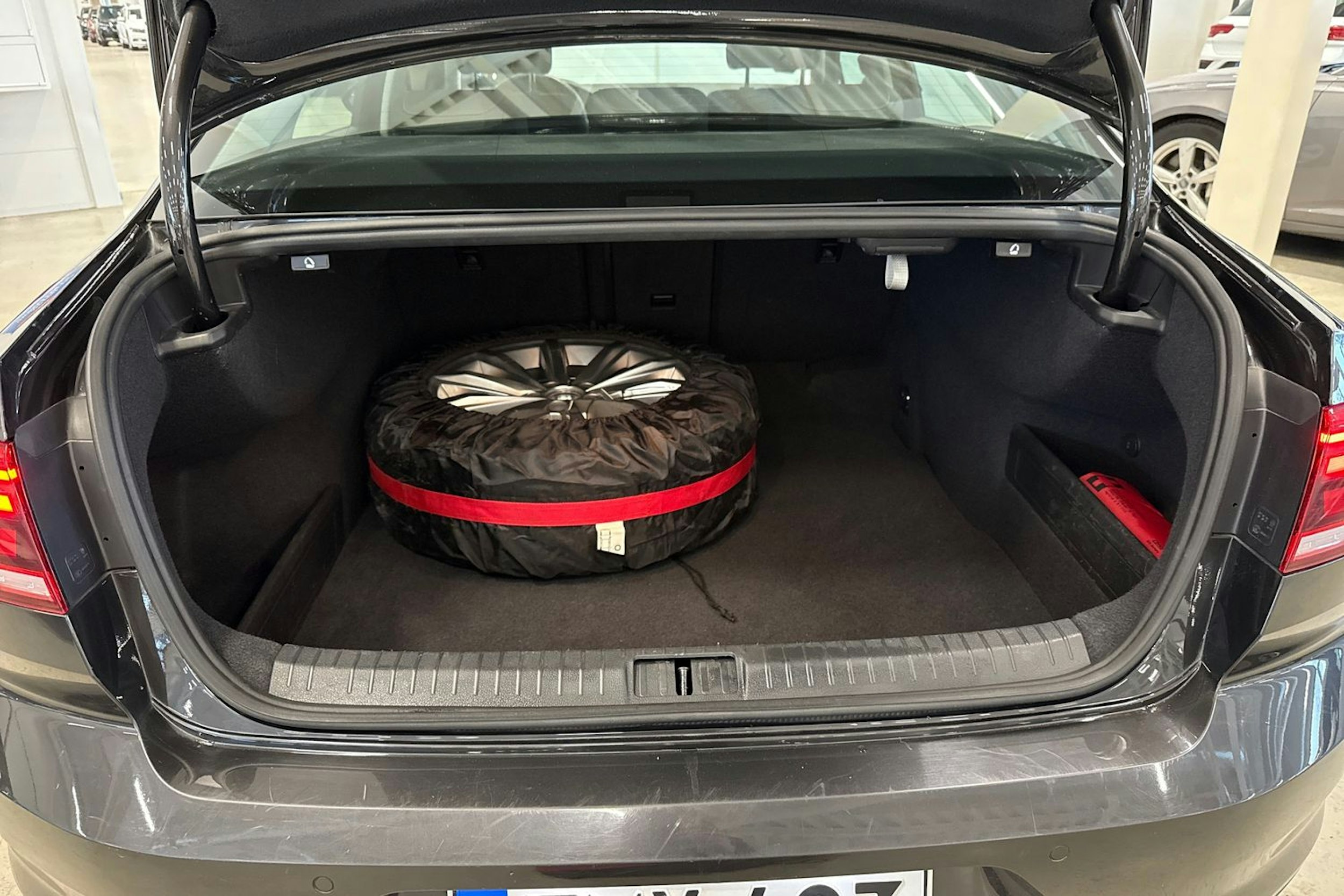 harmaa Volkswagen Passat 2020 kuva 14.