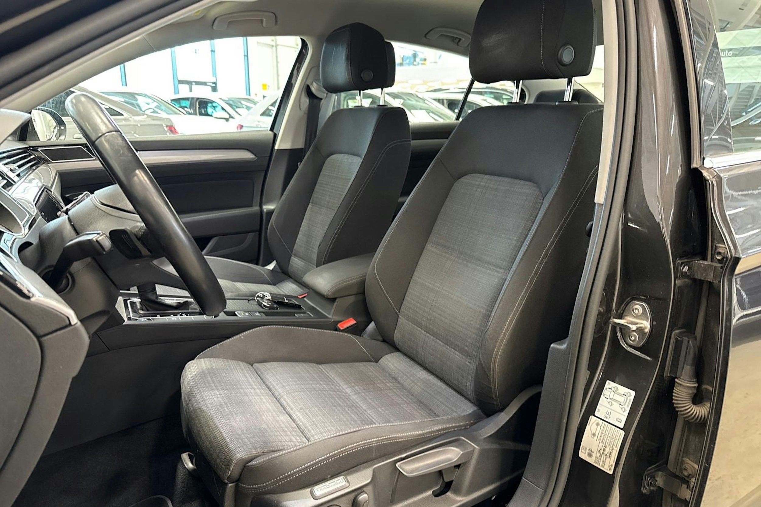 harmaa Volkswagen Passat 2020 kuva 17.