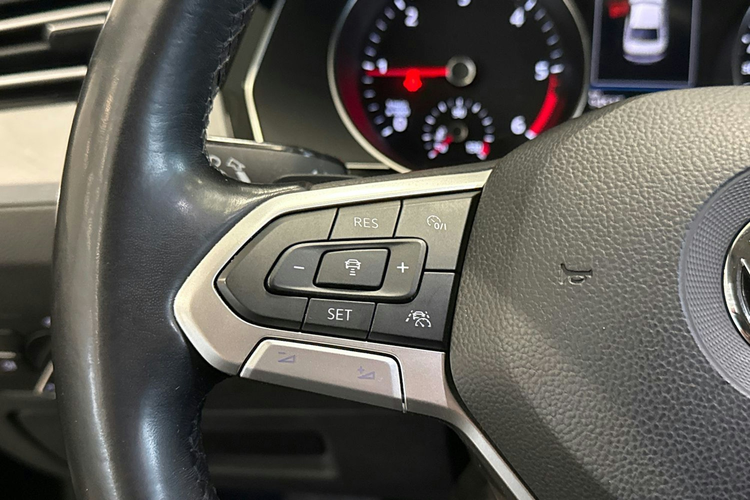 harmaa Volkswagen Passat 2020 kuva 21.