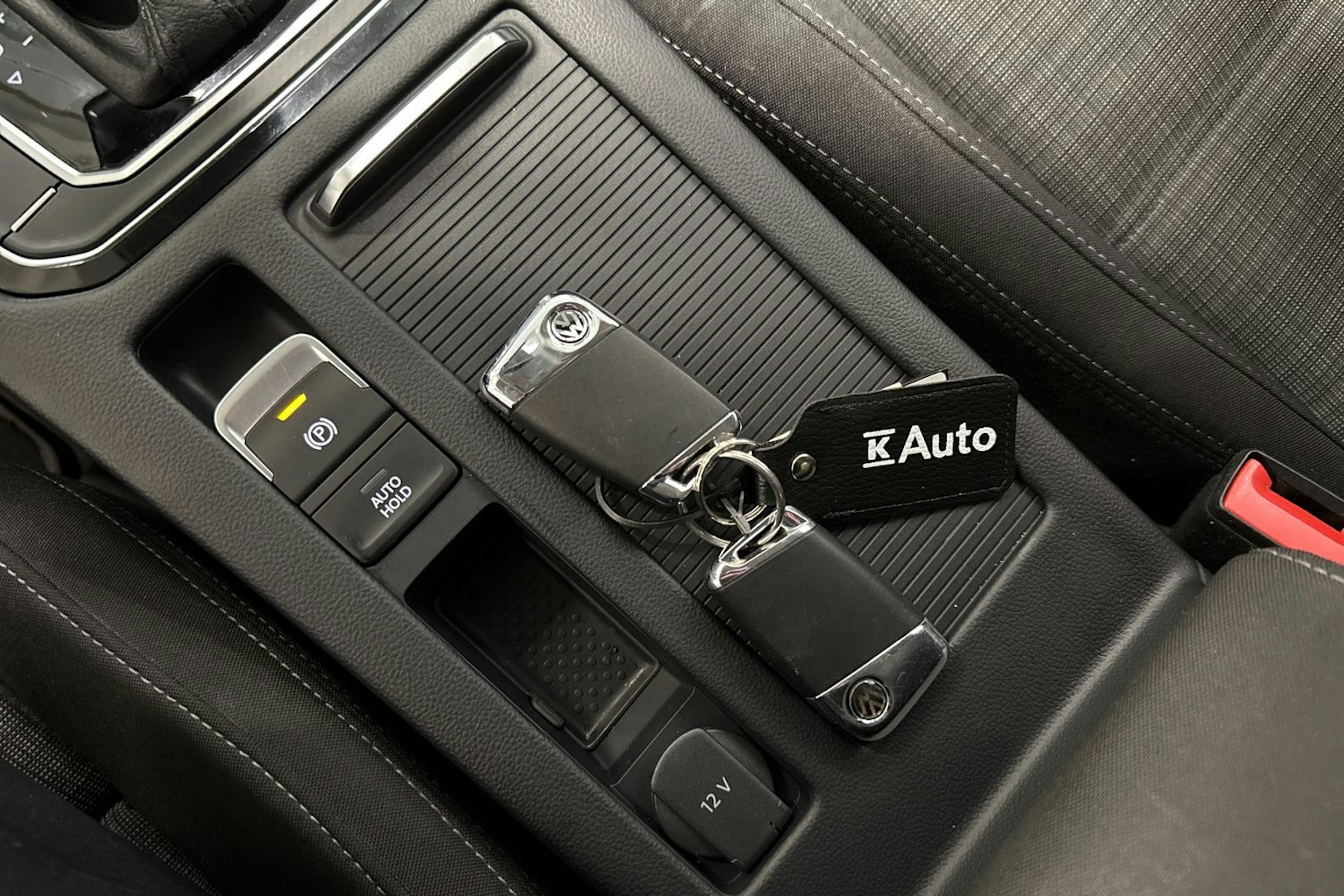 harmaa Volkswagen Passat 2020 kuva 28.