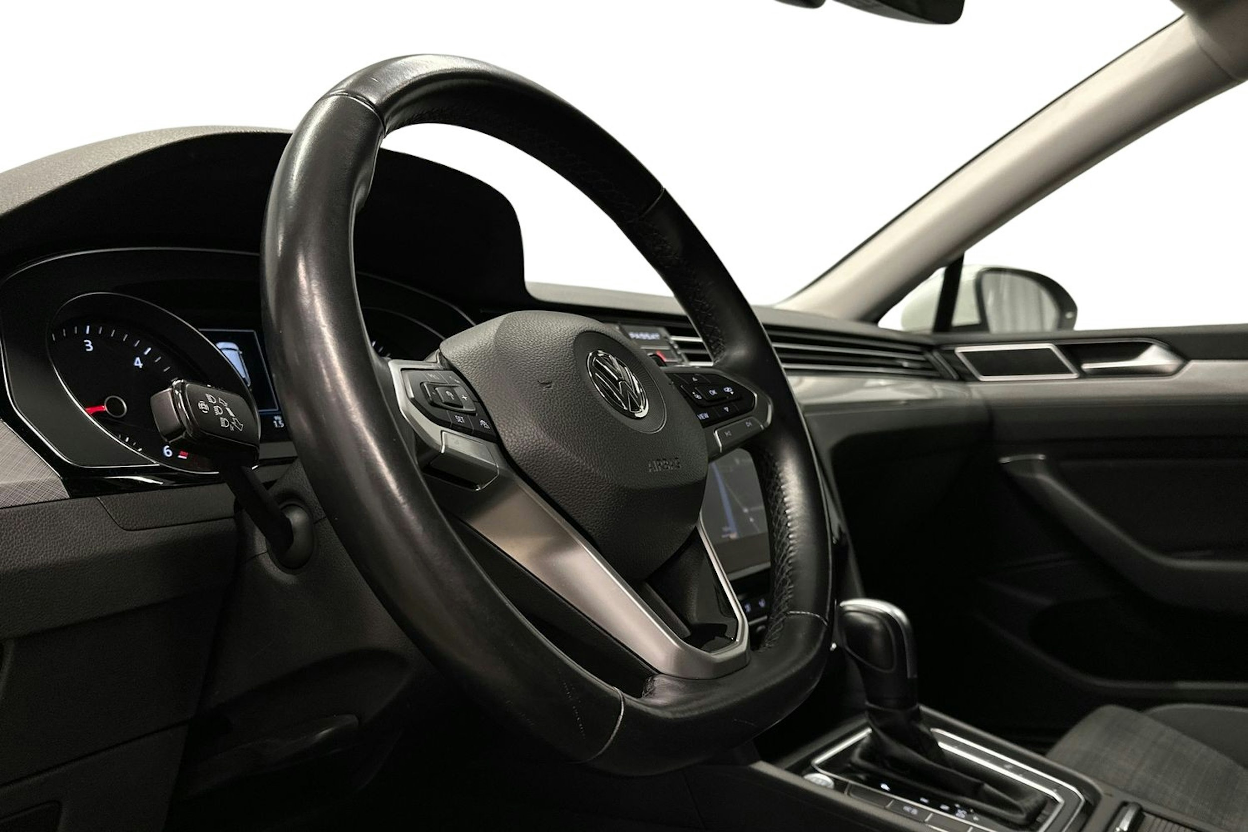 valkoinen Volkswagen Passat 2020 kuva 6.