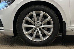 valkoinen Volkswagen Passat 2020 kuva 9.