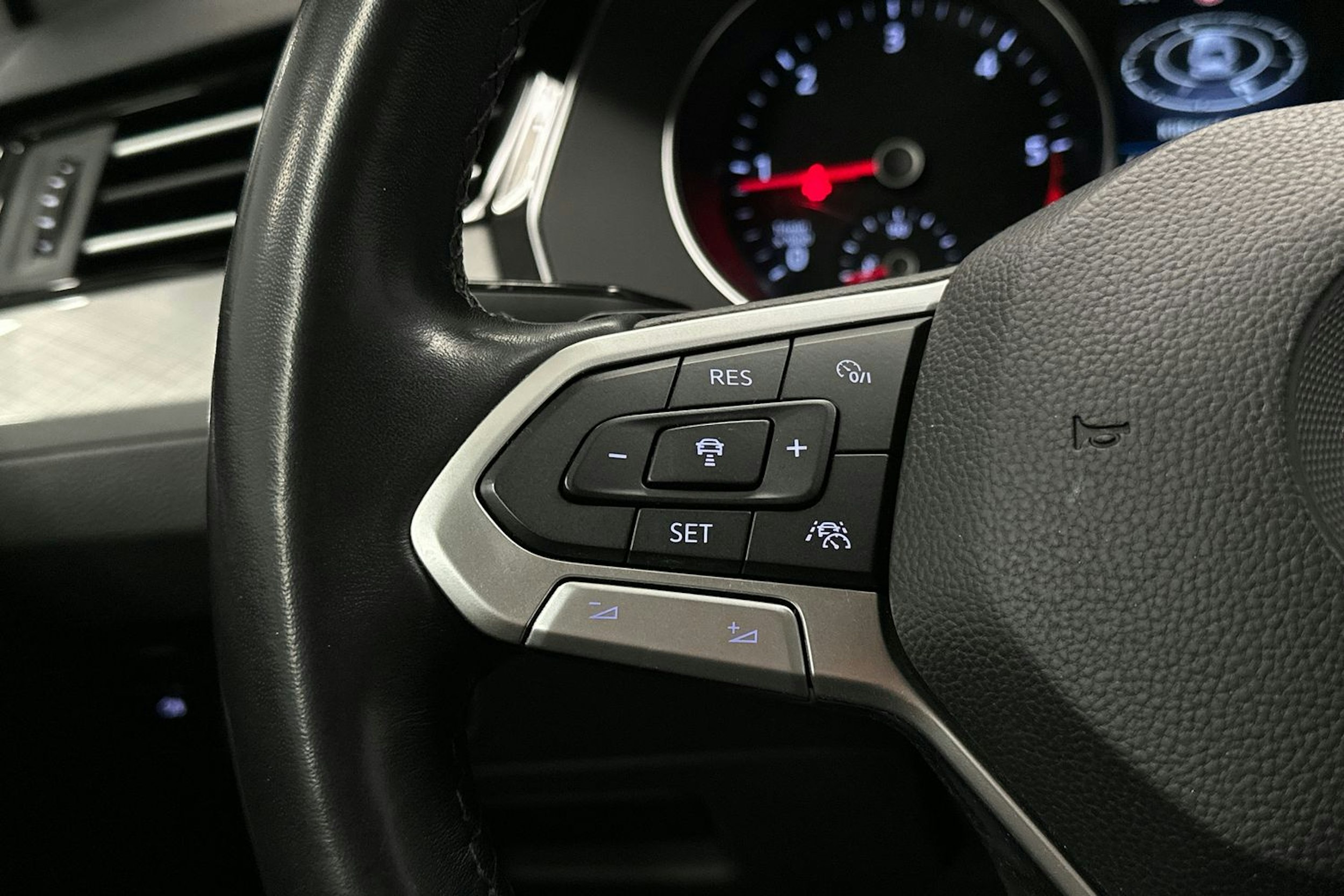 valkoinen Volkswagen Passat 2020 kuva 14.